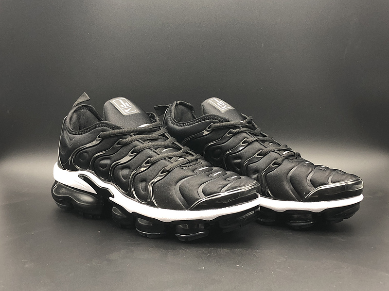 nike vapormax plus black white