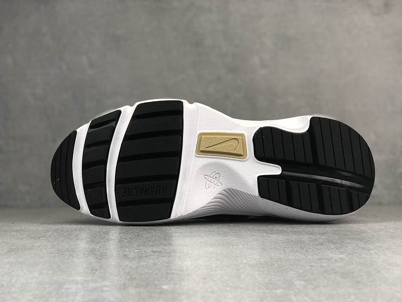 white nike summer trainers